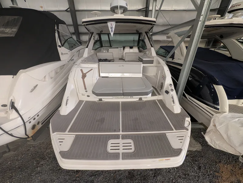 Slide: The Image of Sea Ray Sundancer 320 2024 - 13