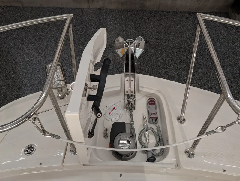 Slide: The Image of Sea Ray Sundancer 320 2024 - 19
