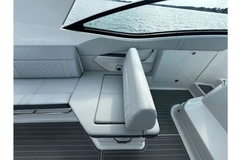 Slide: The Image of Sea Ray Sundancer 320 2024 - 32