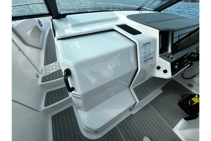 Slide: The Image of Sea Ray Sundancer 320 2024 - 34