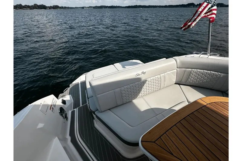 Slide: The Image of Sea Ray Sundancer 320 2024 - 36