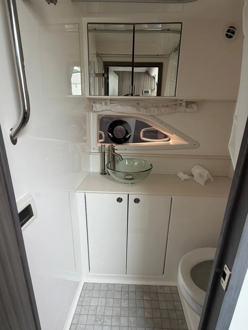 Slide: The Image of Sea Ray Sundancer 320 2024 - 47