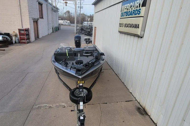 Slide: The Image of 2022 Crestliner 1750 Fish Hawk WT boat parked outside Ted's Boatarama. - 10