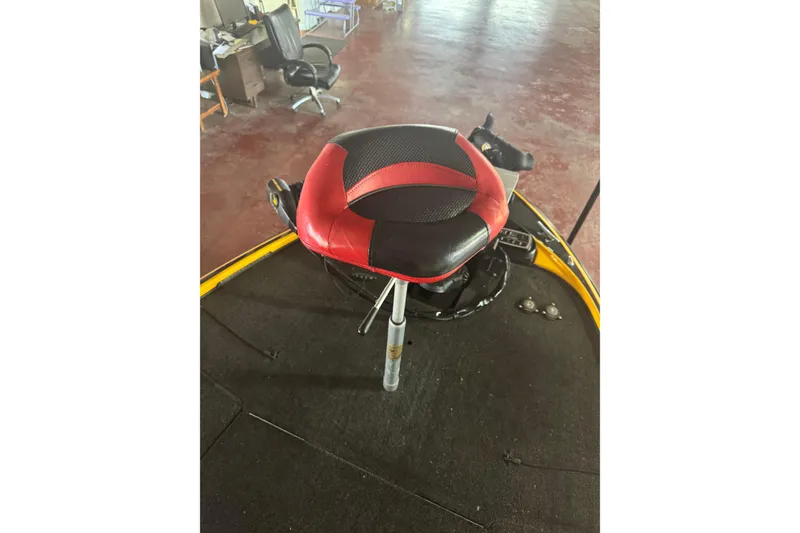 Slide: The Image of Red and black seat on 2015 Nitro Z-9 DC boat deck. - 6