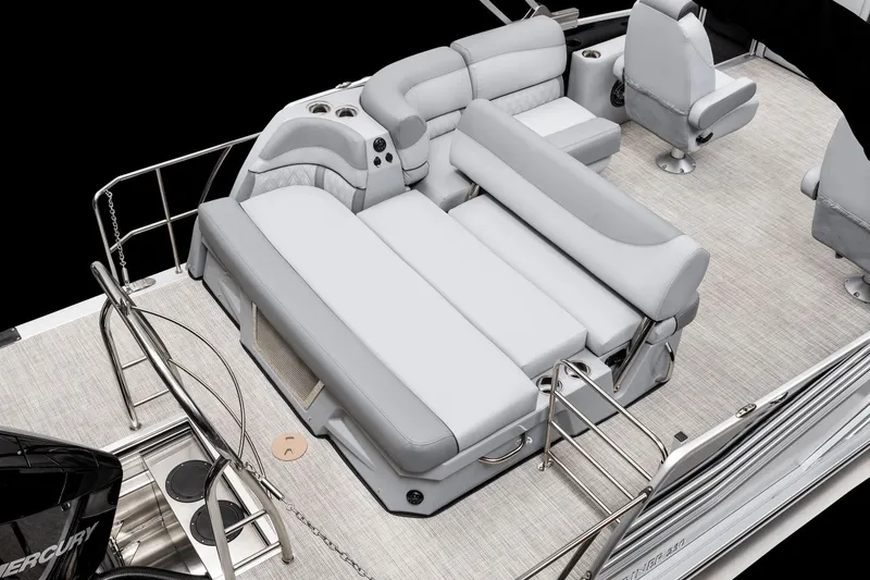 Slide: The Image of Harris Grand Mariner 230 2026 - 12