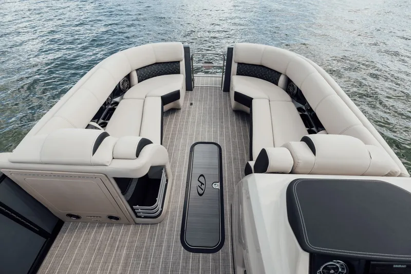 Slide: The Image of Harris Grand Mariner 230 2026 - 17