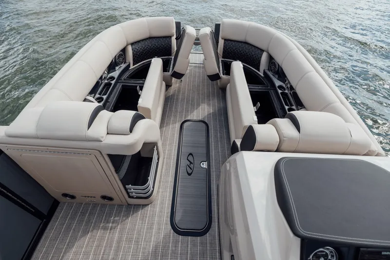 Slide: The Image of Harris Grand Mariner 230 2026 - 20