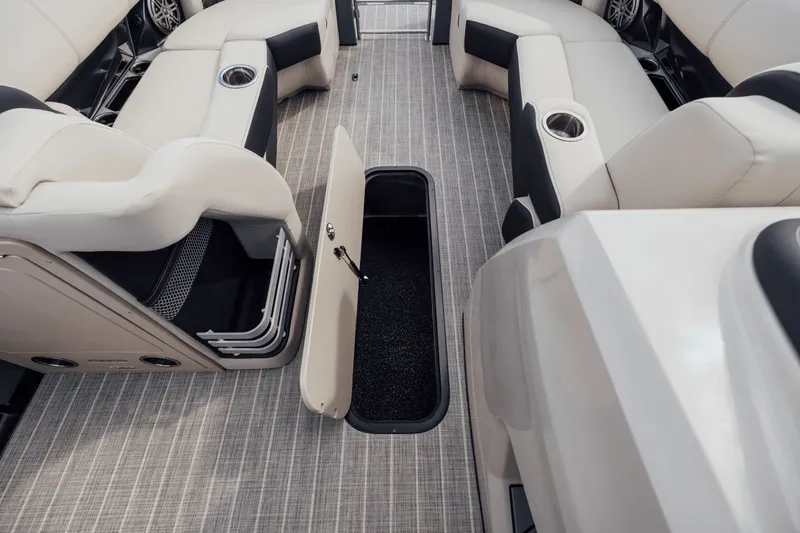 Slide: The Image of Harris Grand Mariner 230 2026 - 23