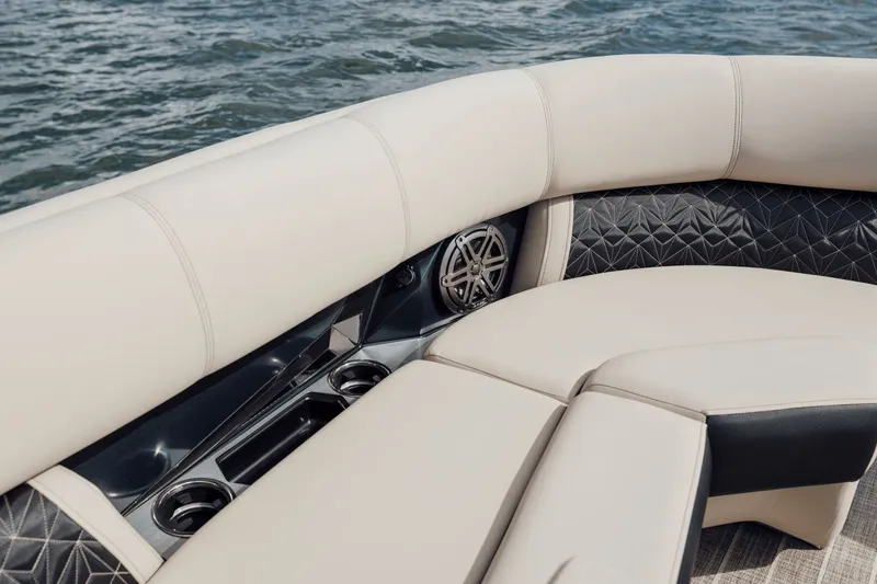 Slide: The Image of Harris Grand Mariner 230 2026 - 25