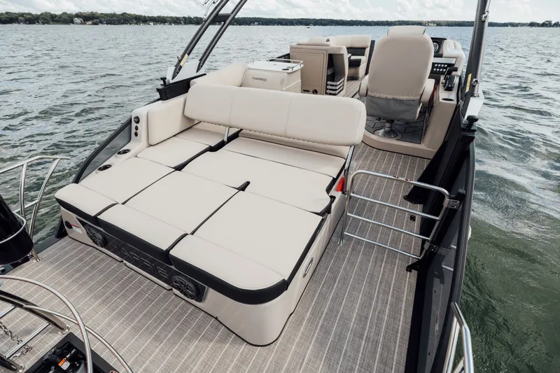 Slide: The Image of Harris Grand Mariner 230 2026 - 7