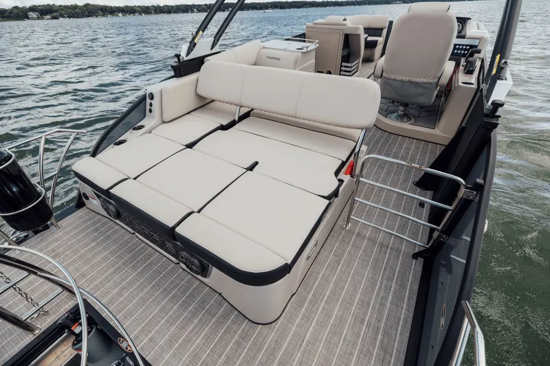 Slide: The Image of Harris Grand Mariner 230 2026 - 8