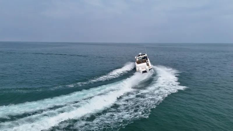 Slide: The Image of Sea Ray Sundancer 320 Outboard 2026 - 7