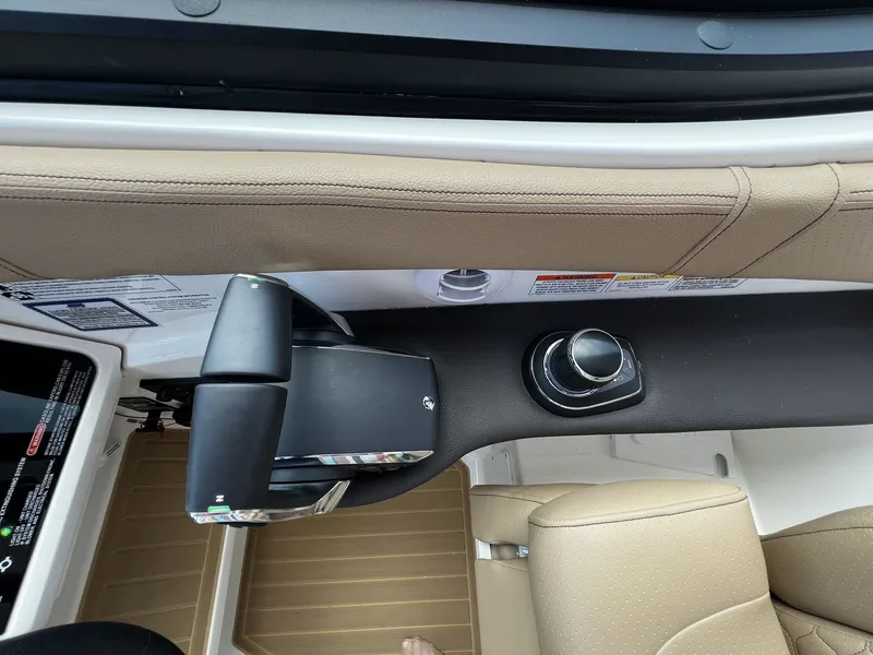 Slide: The Image of Sea Ray Sundancer 320 Outboard 2026 - 16