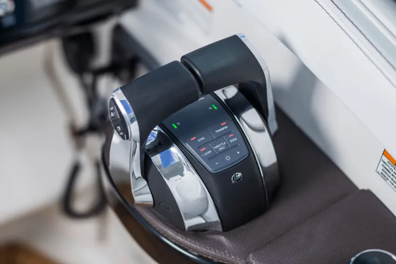 Slide: The Image of Sea Ray Sundancer 320 Outboard 2026 - 24