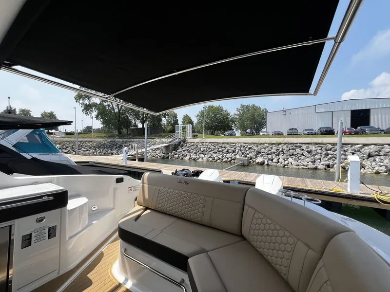 Slide: The Image of Sea Ray Sundancer 320 Outboard 2026 - 29