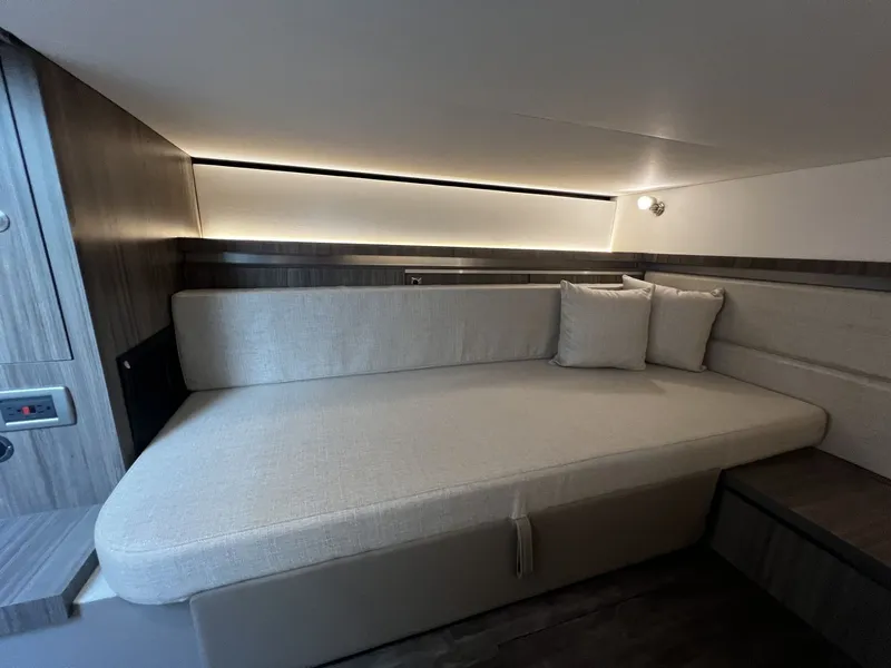 Slide: The Image of Sea Ray Sundancer 320 Outboard 2026 - 38