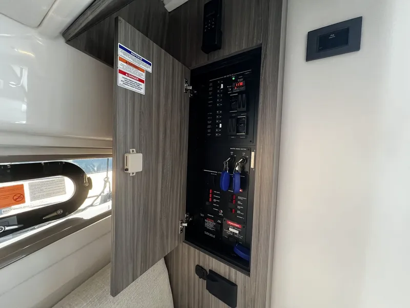 Slide: The Image of Sea Ray Sundancer 320 Outboard 2026 - 39