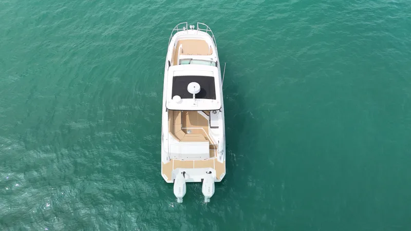 Slide: The Image of Sea Ray Sundancer 320 Outboard 2026 - 5