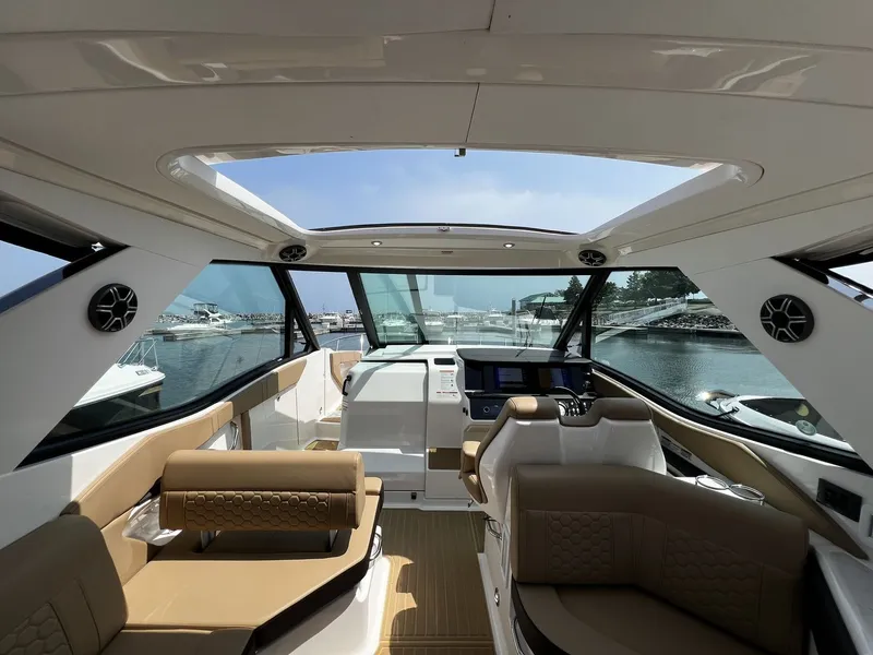 Slide: The Image of Sea Ray Sundancer 320 Outboard 2026 - 30