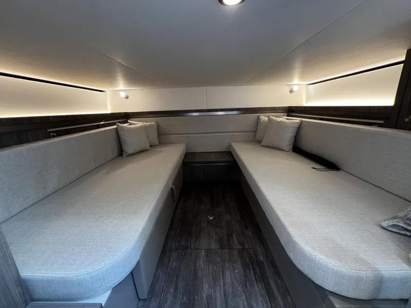Slide: The Image of Sea Ray Sundancer 320 Outboard 2026 - 37