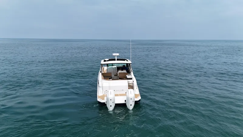 Slide: The Image of Sea Ray Sundancer 320 Outboard 2026 - 3