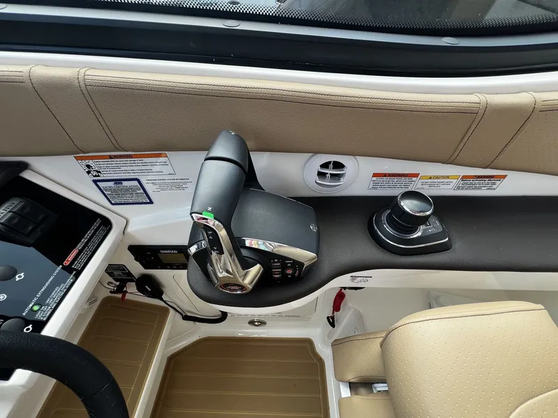 Slide: The Image of Sea Ray Sundancer 320 Outboard 2026 - 17