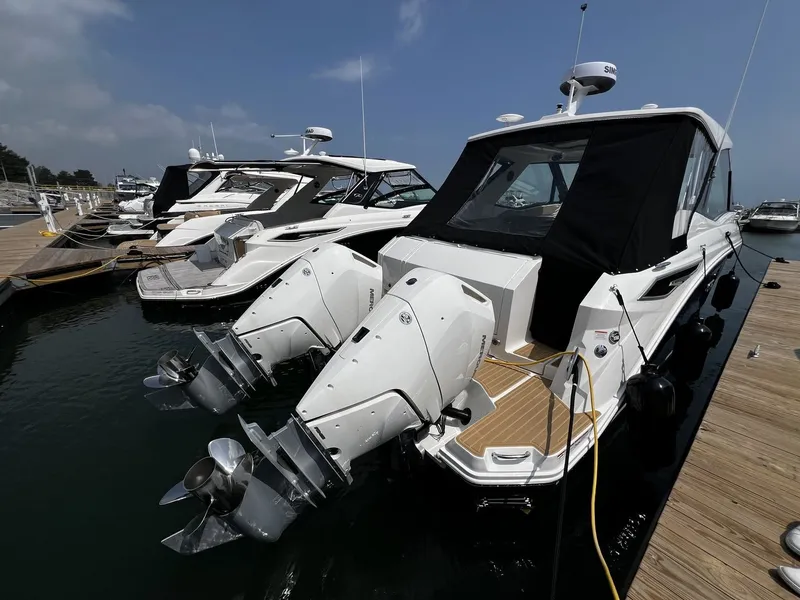 Slide: The Image of Sea Ray Sundancer 320 Outboard 2026 - 8