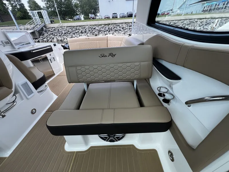 Slide: The Image of Sea Ray Sundancer 320 Outboard 2026 - 18