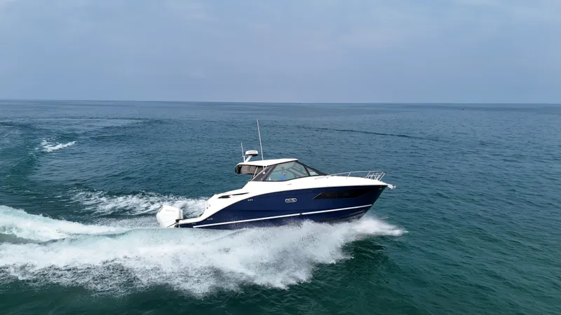 Slide: The Image of Sea Ray Sundancer 320 Outboard 2026 - 6
