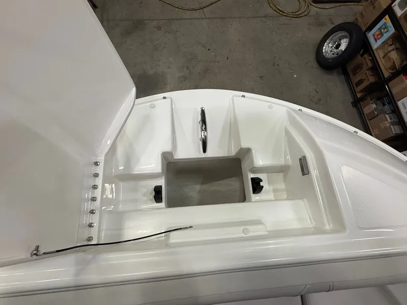 Slide: The Image of Sea Ray SDX 230 Outboard 2026 - 17