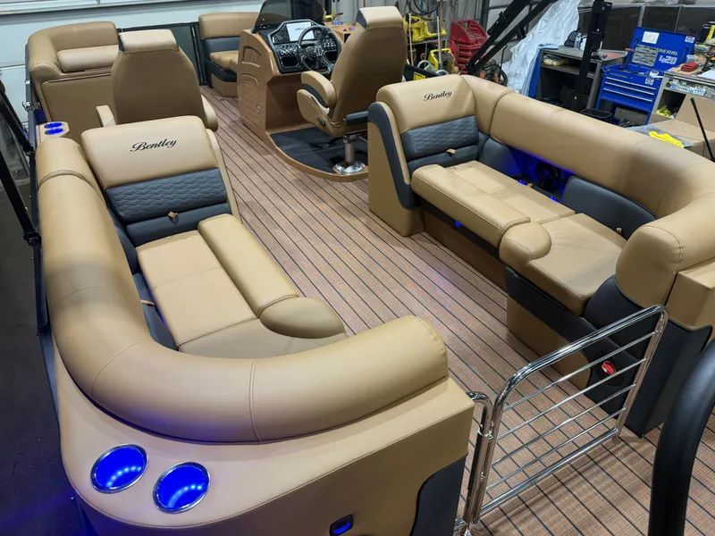 Slide: The Image of Bentley Pontoons Elite 223 Admiral Quad Lounge Tritoon 2026 - 20