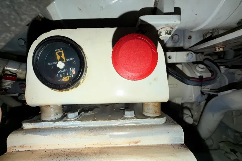 Slide: The Image of Engine service meter and red cap in 1997 Sea Ray 500 Sundancer. - 33