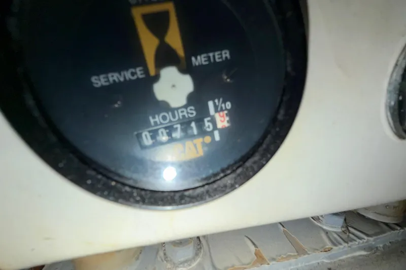 Slide: The Image of Service meter showing 871.5 hours on 1997 Sea Ray 500 Sundancer. - 42