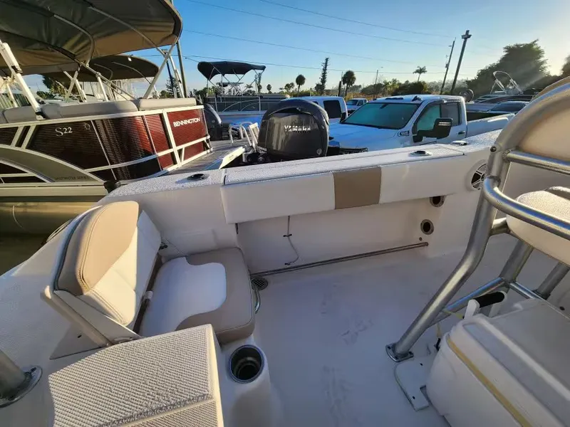 Slide: The Image of Robalo R200 Center Console 2017 - 10