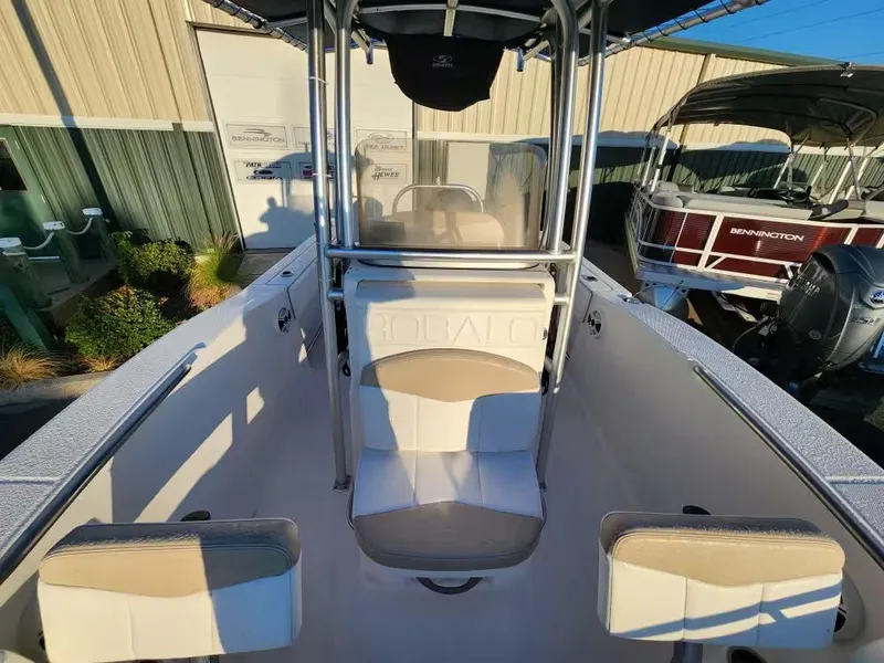 Slide: The Image of Robalo R200 Center Console 2017 - 11