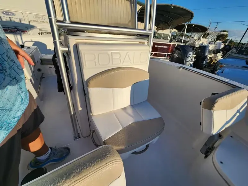 Slide: The Image of Robalo R200 Center Console 2017 - 12
