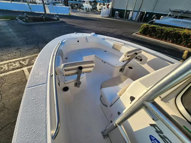 Slide: The Image of Robalo R200 Center Console 2017 - 13