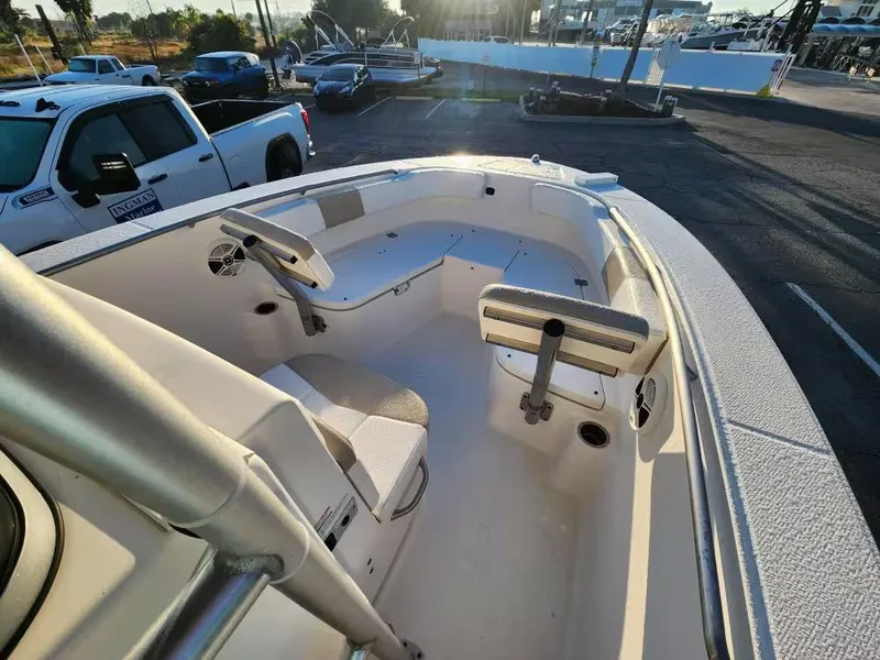 Slide: The Image of Robalo R200 Center Console 2017 - 14