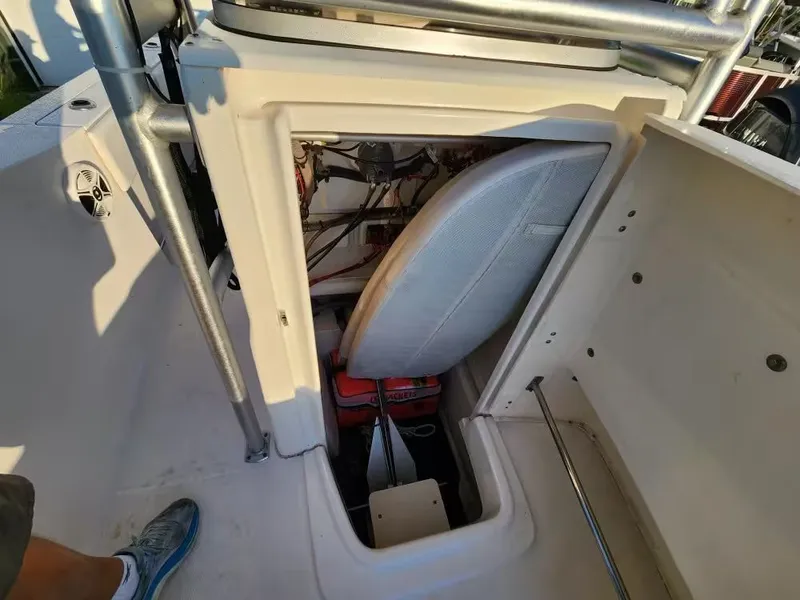 Slide: The Image of Robalo R200 Center Console 2017 - 15