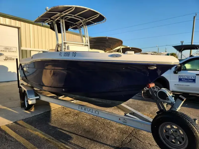 Slide: The Image of Robalo R200 Center Console 2017 - 3