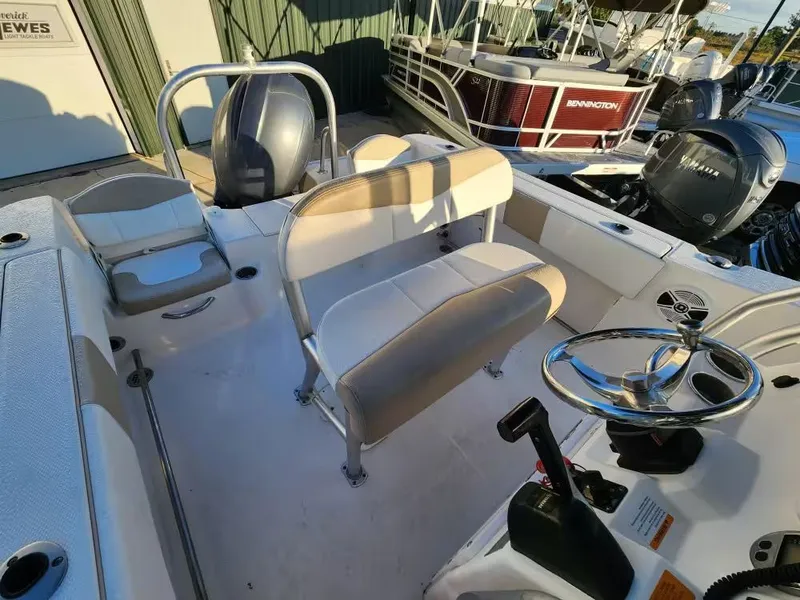Slide: The Image of Robalo R200 Center Console 2017 - 5