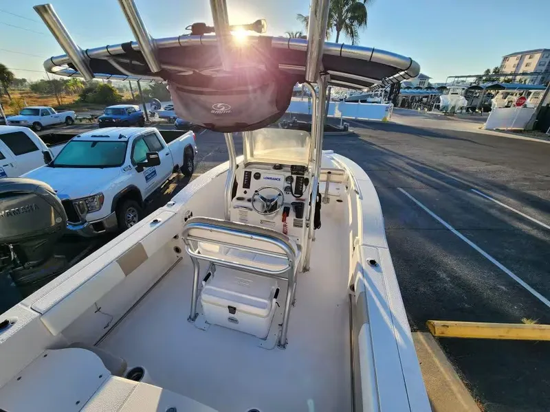 Slide: The Image of Robalo R200 Center Console 2017 - 6