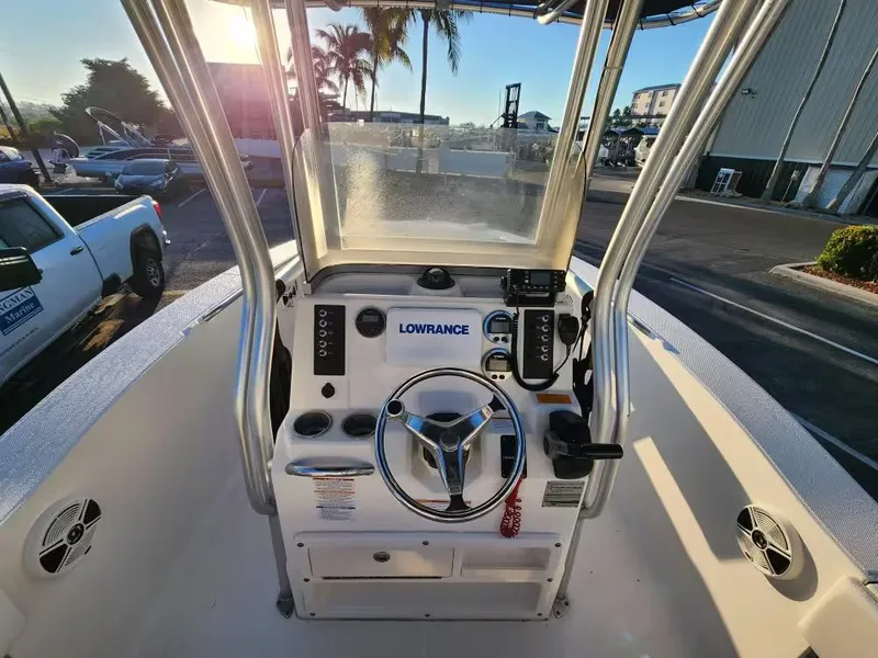 Slide: The Image of Robalo R200 Center Console 2017 - 7