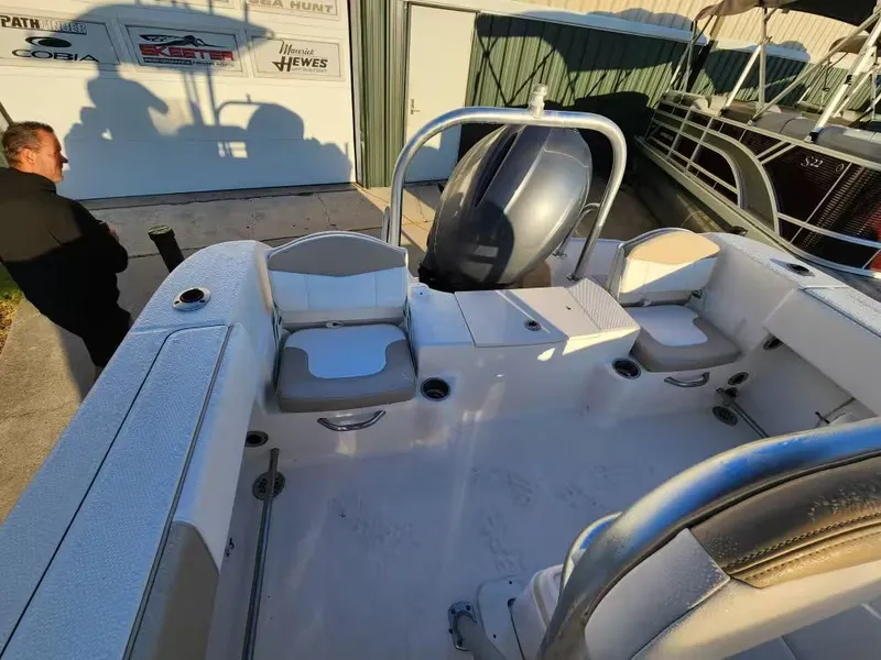 Slide: The Image of Robalo R200 Center Console 2017 - 8