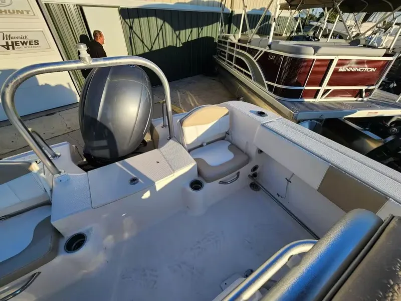 Slide: The Image of Robalo R200 Center Console 2017 - 9