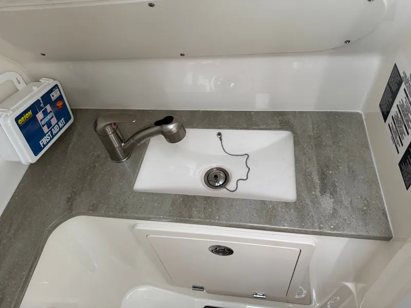 Slide: The Image of Boston Whaler 320 Vantage 2020 - 10