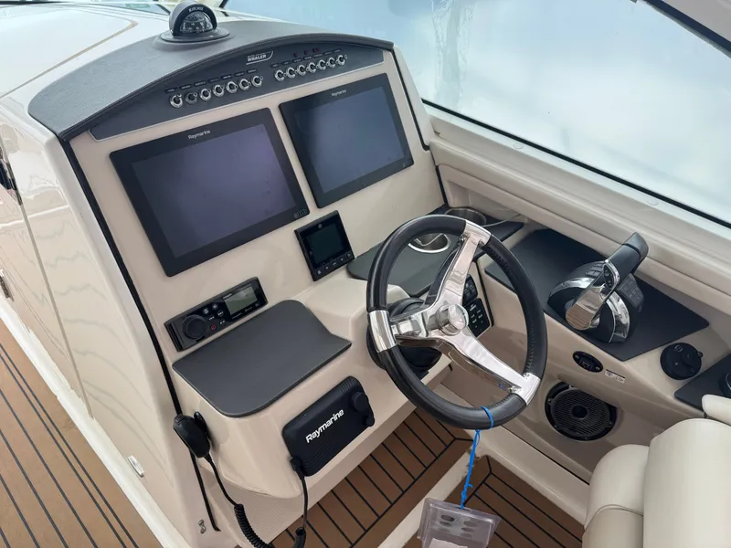 Slide: The Image of Boston Whaler 320 Vantage 2020 - 11