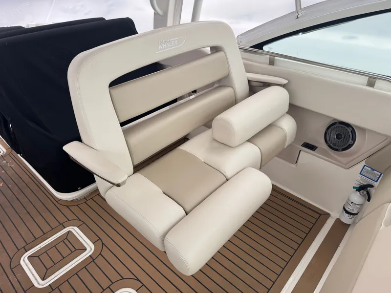 Slide: The Image of Boston Whaler 320 Vantage 2020 - 13
