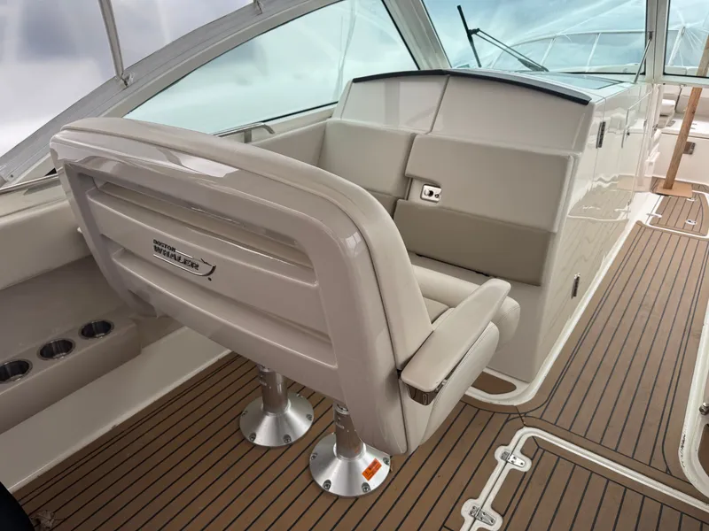 Slide: The Image of Boston Whaler 320 Vantage 2020 - 14