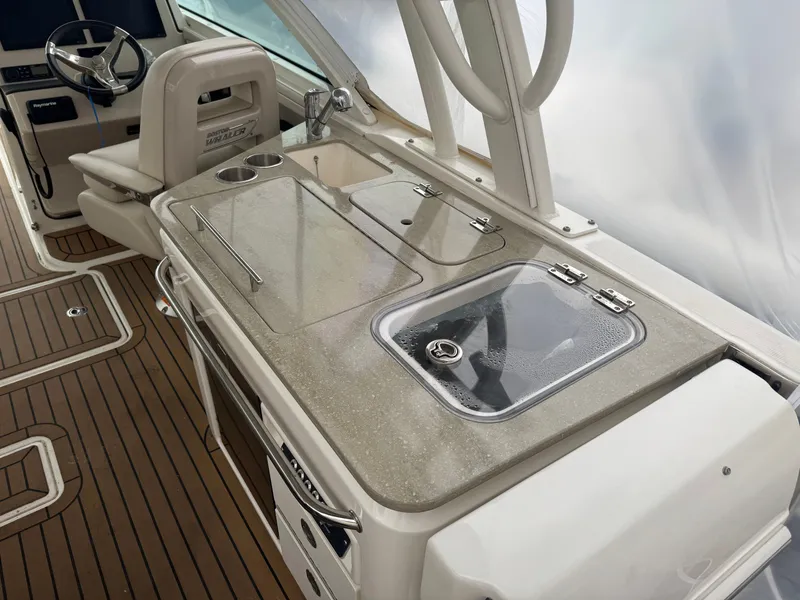 Slide: The Image of Boston Whaler 320 Vantage 2020 - 15